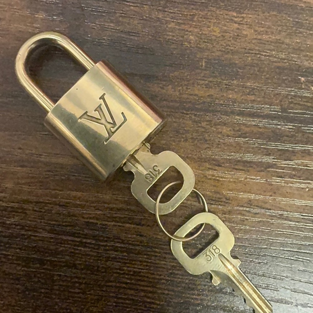 LV Brass lock #318 /2 Keys!!and Dust Bag! Excellent condition.